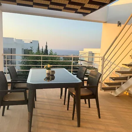Penthouse Apartment With Stunning Sea And Mountain Views Lägenhet Agios Georgios (Girne)